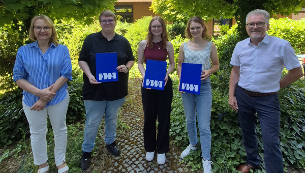 Erfolgreicher Abschluss: Zeugnisse und VWA-Bildungspreis verliehen